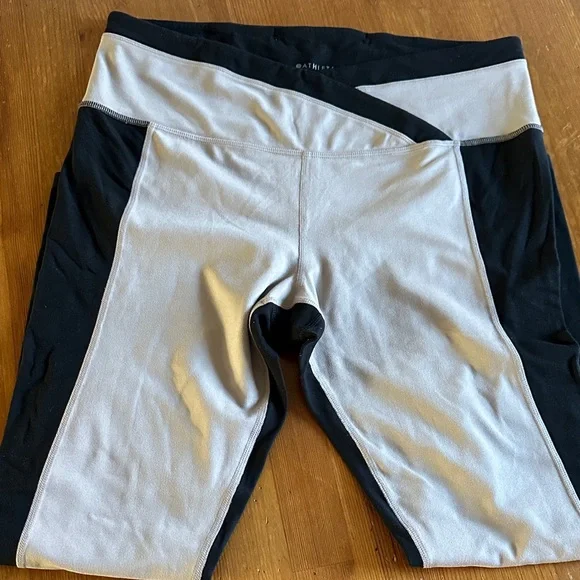 Athleta Women’s Black and Cream Leggings - Picture 11 of 12